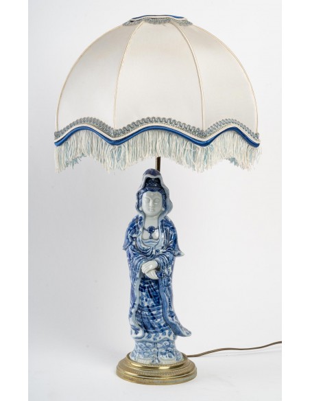 Lampe en porcelaine de Chine.  XXème siècle.