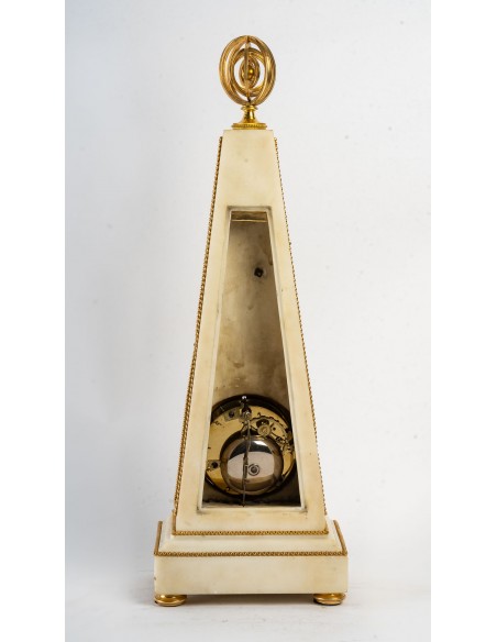 Pendule obélisque d'époque Louis XVI (1774 - 1793).  XVIIIème siècle.