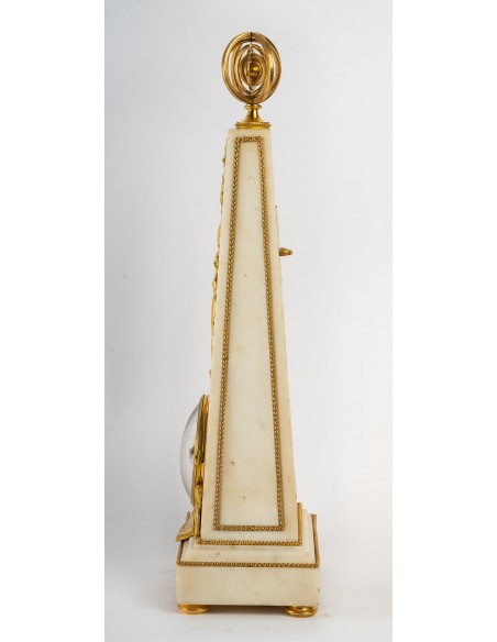 Pendule obélisque d'époque Louis XVI (1774 - 1793).  XVIIIème siècle.