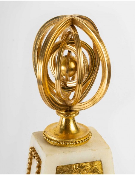 Pendule obélisque d'époque Louis XVI (1774 - 1793).  XVIIIème siècle.