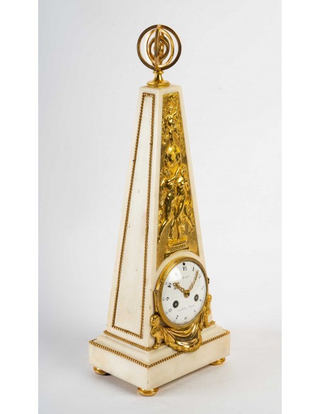 Pendule obélisque d'époque Louis XVI (1774 - 1793).  XVIIIème siècle.