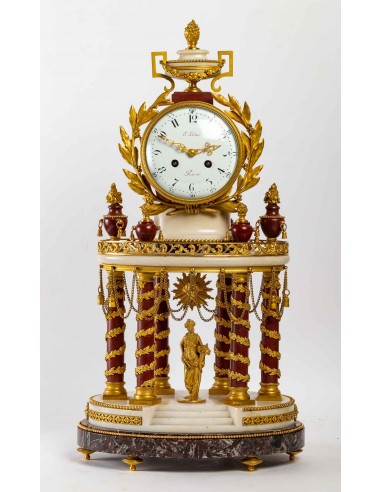 Pendule de style Louis XVI.  XIXème...