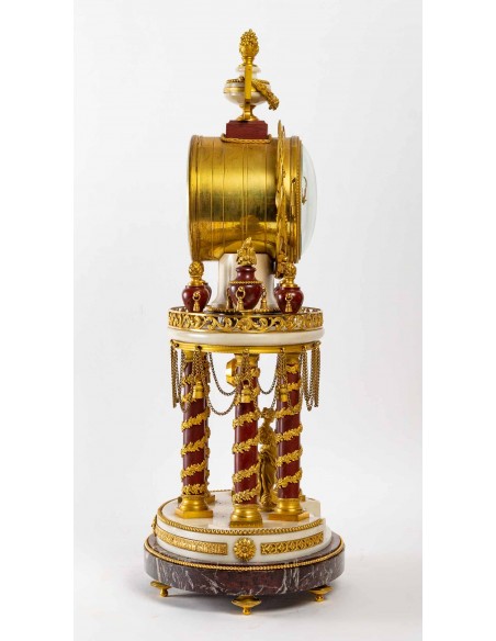 Pendule de style Louis XVI.  XIXème siècle.