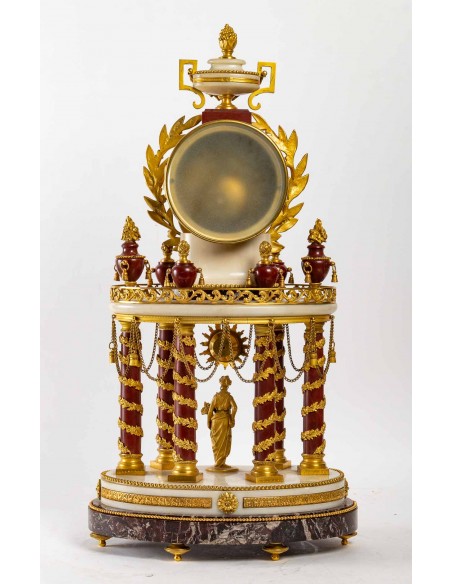 Pendule de style Louis XVI.  XIXème siècle.