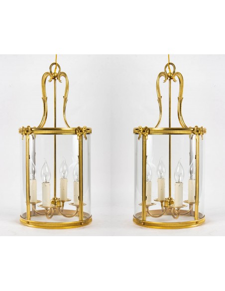 Paire de lanternes de style Louis XVI.