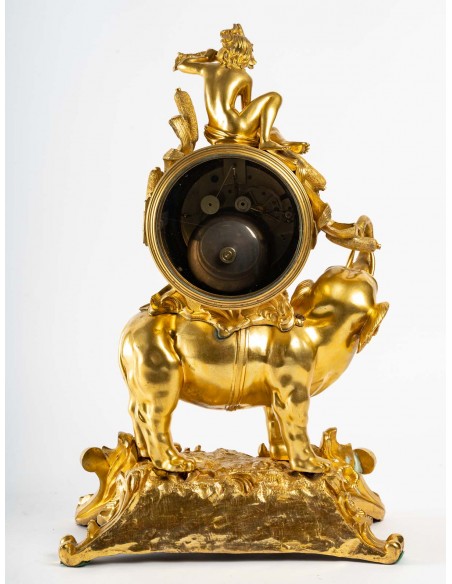 Pendule de style Louis XV.  XIXème siècle.