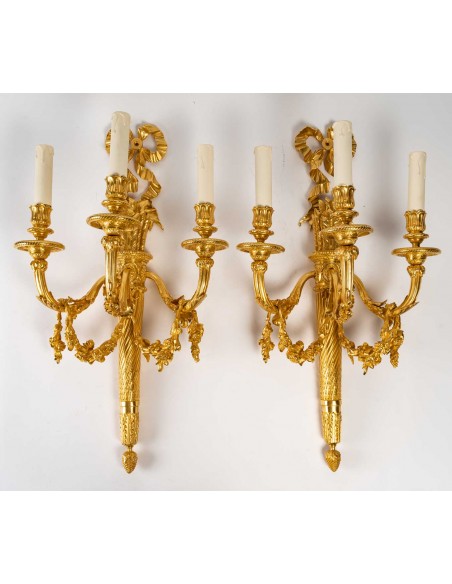 Paire de grandes appliques de style Louis XVI.  XIXe siècle.