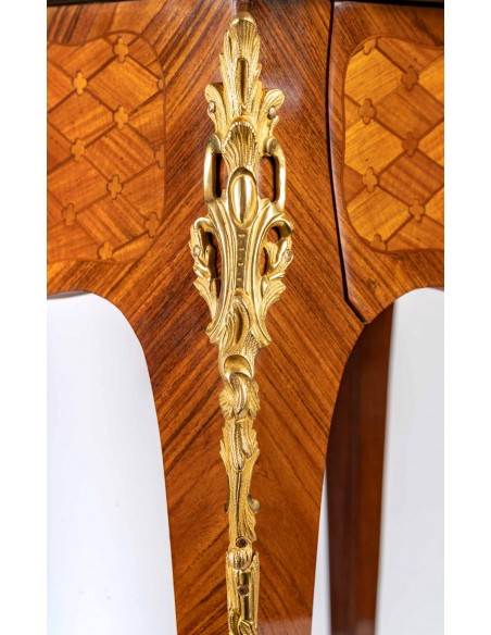 Paire de chevets de style Louis XV.  XXe siècle.