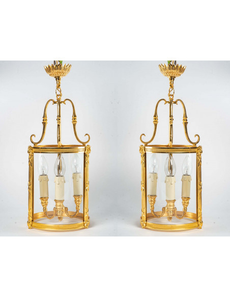 Paire de lanternes de style Louis XVI.  XXe siècle.