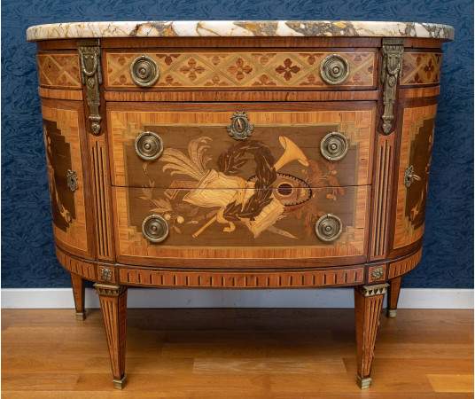 Commode de style Louis XVI....