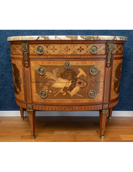 Commode de style Louis XVI.  XIXe siècle.