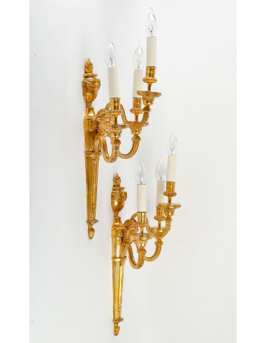 Paire d'appliques de style Louis XVI....