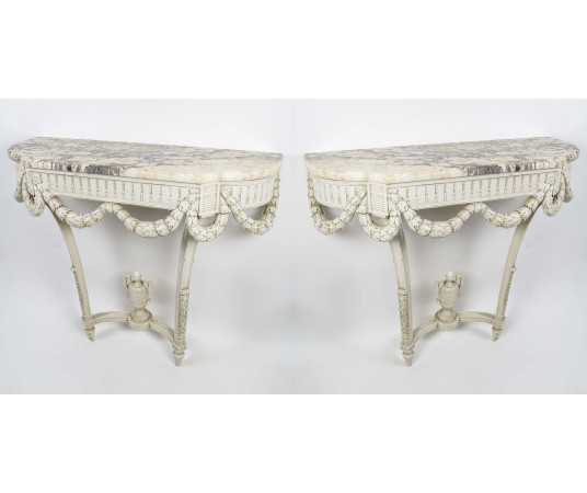 Paire de consoles de style...
