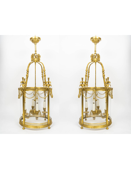 Paire de lanternes de style Louis XVI.