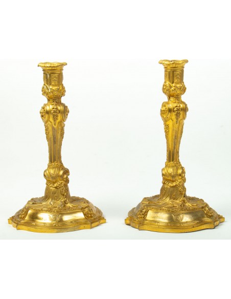 Paire de bougeoirs de style Louis XV. XIXème siècle.