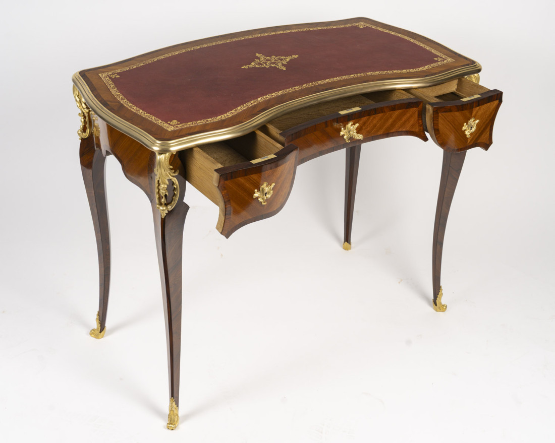 Bureau de dame de style Louis XV,... Bureau de dame de style Louis XV,...