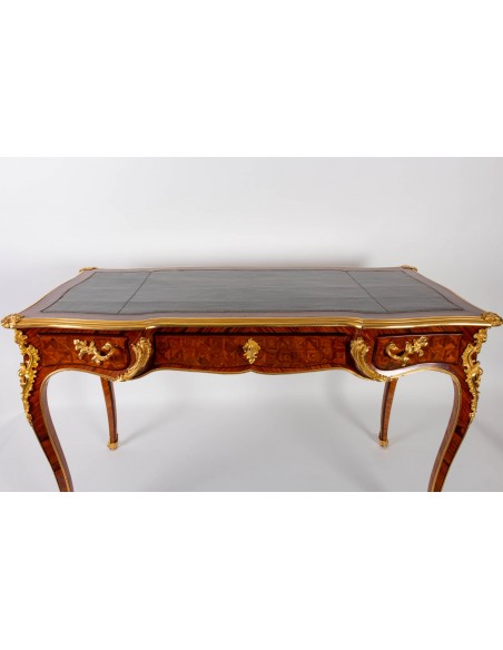 Bureau de style Louis XV d'époque Napoléon III (1848 - 1870).  XIXème siècle.