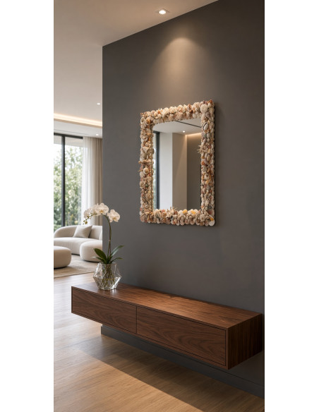 Exceptionnel miroir à décor de coquillage. XXéme siècle.