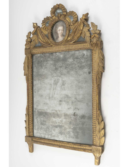 Miroir à fronton en bois doré, d'époque Louis XVI (1774 - 1793). XVIIIe siècle.