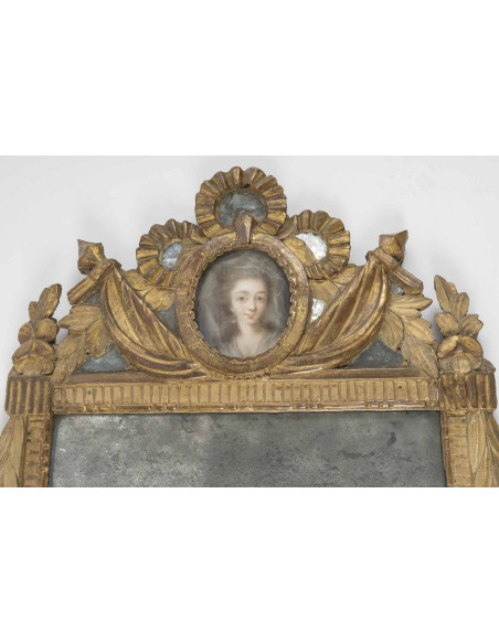 Miroir à fronton en bois doré, d'époque Louis XVI (1774 - 1793). XVIIIe siècle.