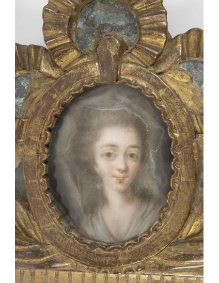 Miroir à fronton en bois doré, d'époque Louis XVI (1774 - 1793). XVIIIe siècle.