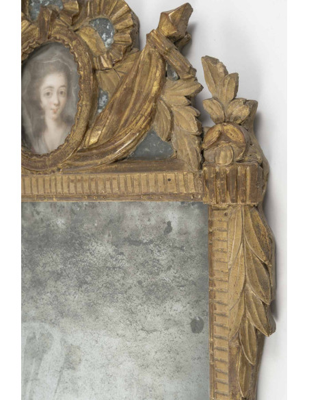Miroir à fronton en bois doré, d'époque Louis XVI (1774 - 1793). XVIIIe siècle.