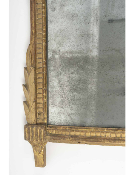 Miroir à fronton en bois doré, d'époque Louis XVI (1774 - 1793). XVIIIe siècle.
