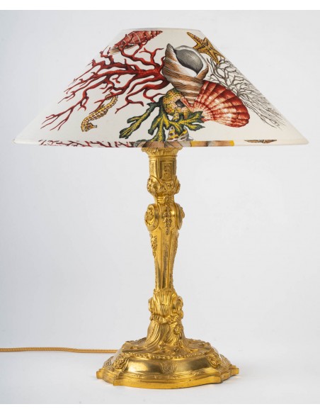 Lampe en bronze doré armoirié.  XIXème siècle.