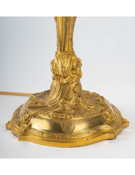 Lampe en bronze doré armoirié.  XIXème siècle.